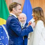 Presidente da República Francesa, Emmanuel Macron, condecora a Primeira-Dama, Janja Lula da Silva, com a medalha da Ordem Nacional da Legião de Honra, condecoração dada pelo governo francês, no Palácio do Planalto