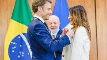 Presidente da República Francesa, Emmanuel Macron, condecora a Primeira-Dama, Janja Lula da Silva, com a medalha da Ordem Nacional da Legião de Honra, condecoração dada pelo governo francês, no Palácio do Planalto