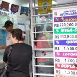 Catarinenses em uma casa lotérica, realizando apostas para o sorteio da Mega-Sena - 8/6/2024 | Foto: Antonio Machado/FotoArena/Estadão Conteúdo