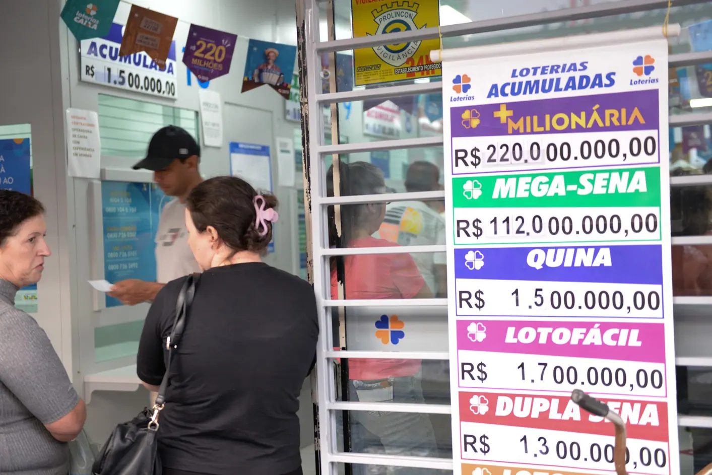 Catarinenses em uma casa lotérica, realizando apostas para o sorteio da Mega-Sena - 8/6/2024 | Foto: Antonio Machado/FotoArena/Estadão Conteúdo