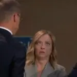 Essa não foi a primeira vez que Giorgia Meloni fez caretas; no mês passado, durante um jantar do G7, a premiê fez cara de poucos amigos ao cumprimentar o presidente Francês, Emmanuel Macron