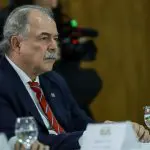 Ao cumprimentar os participantes que estavam presentes no evento, Mercadante expressou sua honra pela presença da ‘presidenta Dilma Rousseff’