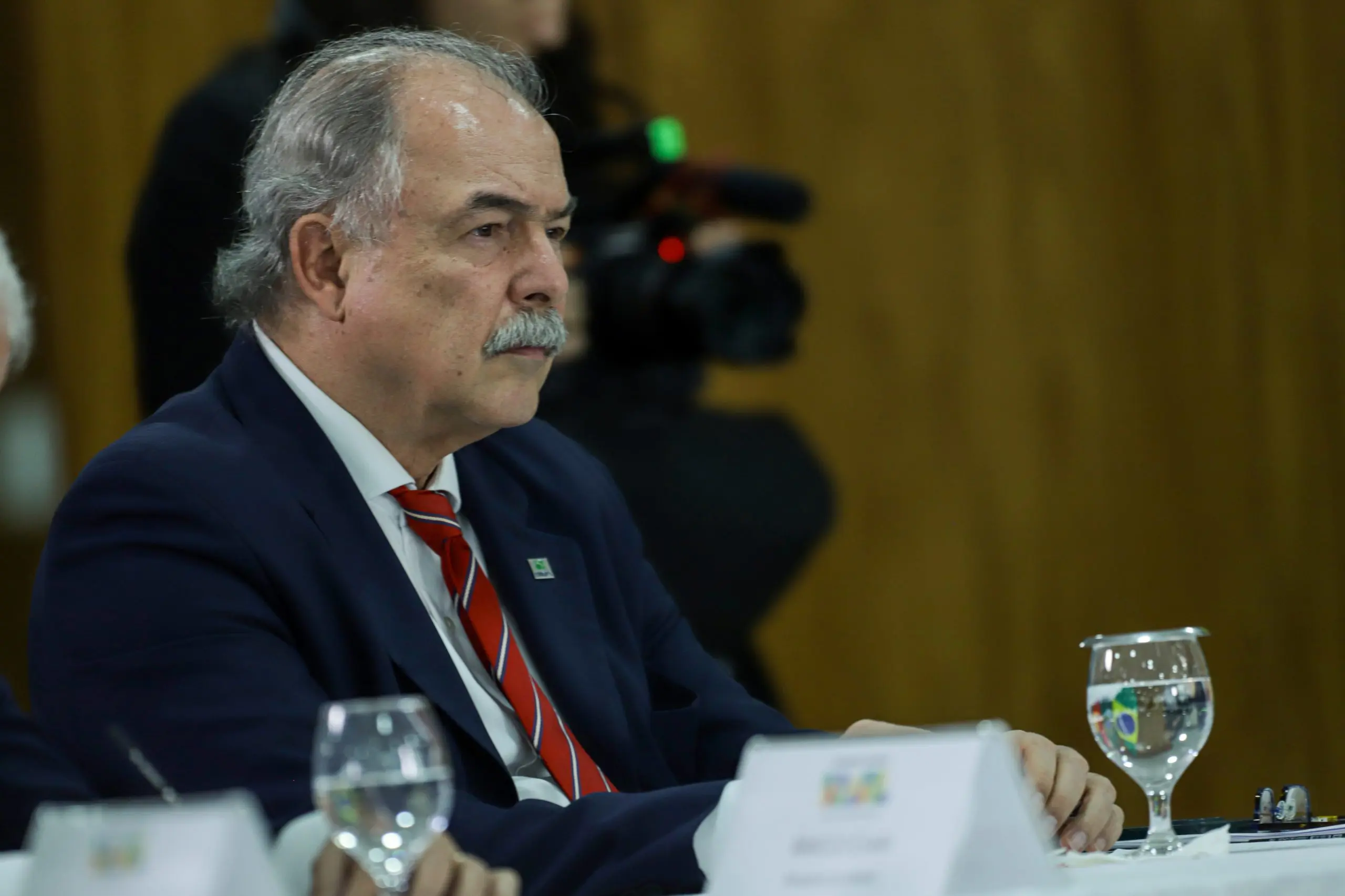 Ao cumprimentar os participantes que estavam presentes no evento, Mercadante expressou sua honra pela presença da ‘presidenta Dilma Rousseff’
