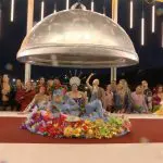 A cena teve a participação da DJ e produtora Barbara Butch, famosa entre os LGBT+, acompanhada por artistas drag queens e bailarinos | Foto: Reprodução/@olympics/Twitter/X