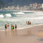 Moradores e turistas em praia do Rio de Janeiro em dia com onda de calor