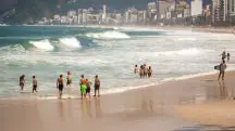 Moradores e turistas em praia do Rio de Janeiro em dia com onda de calor