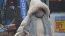 Mulher se protege de onda de frio de inverno