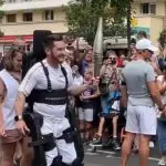 Paratenista Kevin Piette carrega tocha olímpica em exoesqueleto na França; vídeo