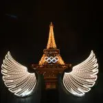 A Torre Eiffel, com asas iluminadas, depois da cerimônia de abertura dos Jogos Olímpicos de Paris 2024 - 26/7/2024 | Luis Robayo/Reuters