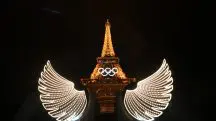A Torre Eiffel, com asas iluminadas, depois da cerimônia de abertura dos Jogos Olímpicos de Paris 2024 - 26/7/2024 | Luis Robayo/Reuters