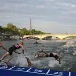 Atletas começam prova no Rio Sena, em Paris