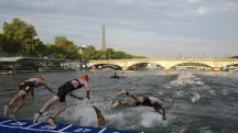 Atletas começam prova no Rio Sena, em Paris