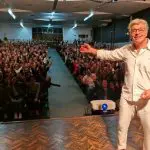 Patrocinado pela Caixa, ator Paulo Betti apresenta peça