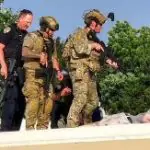 Policiais com o atirador do atentado de Trump
