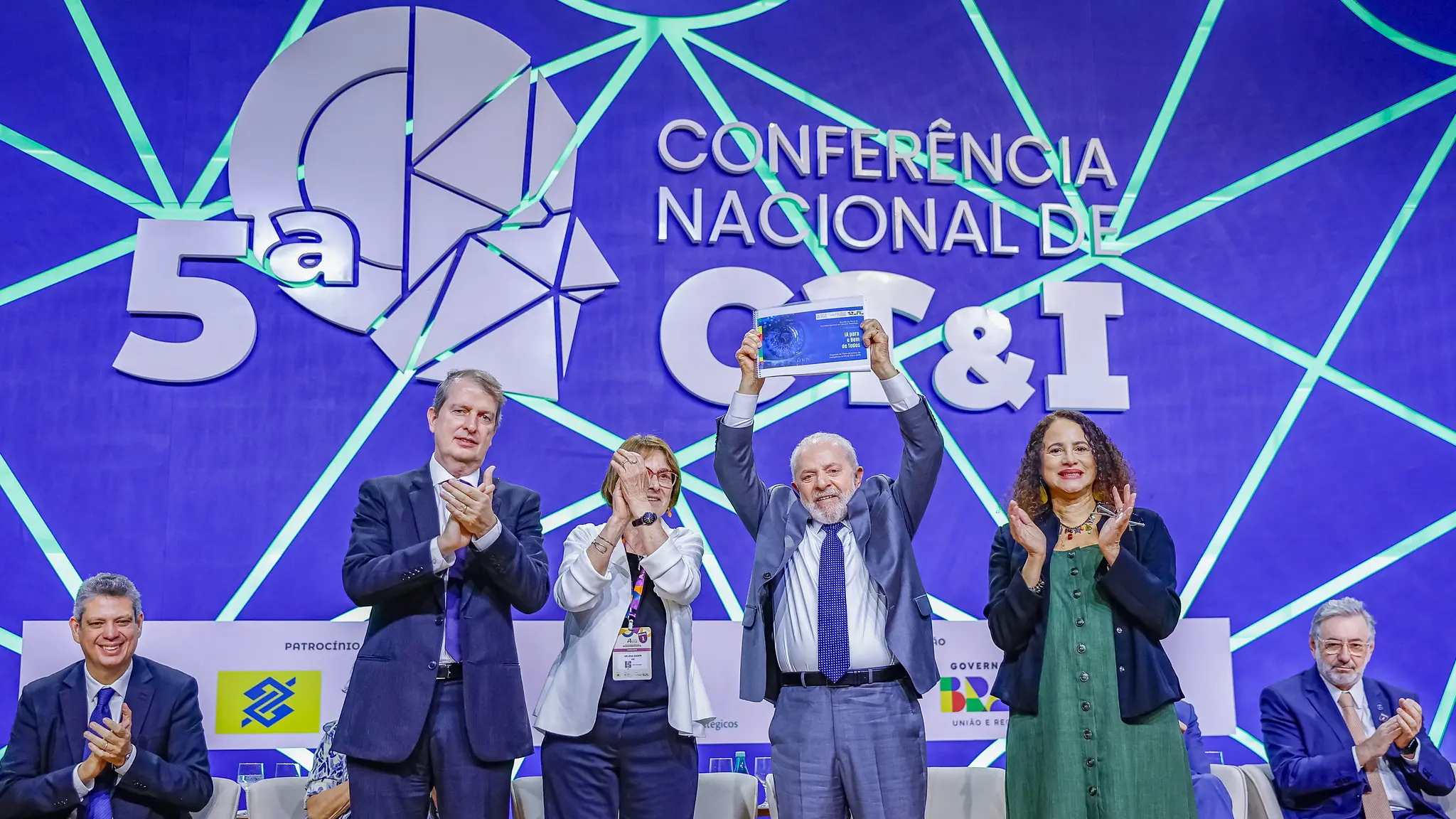 Presidente Lula recebe plano de inteligência artificial
