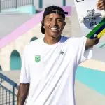 Imagem do skatista Felipe Gustavo de camiseta branca e skate na mão