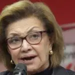 Telma de Souza fala ao microfone em evento do PT