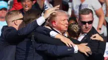 Trump gesticula, com o rosto ensanguentado, enquanto vários tiros soaram durante um comício de campanha no Butler Farm Show, em Butler, Pensilvânia - 13/7/2024 | Foto: Brendan McDermid/Reuters