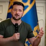 O presidente da Ucrânia, Volodymyr Zelensky, discursa durante uma coletiva de imprensa, em meio a ataque da Rússia à Ucrânia, em Kiev - 15/7/2024 | Foto: Serviço de Imprensa da Ucrânia/Reuters