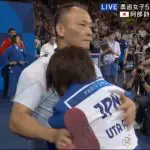 Depois da derrota, Abe chorou e foi consolada pelo técnico por alguns minutos | Foto: Reprodução/Twitter