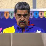 O ditador da Venezuela, Nicolás Maduro, observa fiscais enquanto vota durante a eleição presidencial em Caracas - 28/7/2024 | Foto: Fausto Torrealba/Reuters