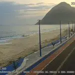 As imagens, divulgadas pela Prefeitura de Maricá, mostram o avião perdendo altitude e dirigindo-se à praia | Foto: Divulgação/Prefeitura de Maricá