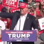 O ex-presidente dos EUA Donald TRump segundos antes de ser atingido de raspão por um ataque a tiros em um comício, nos EUA, neste sábado, 13 | Foto: Reprodução/Twitter/X