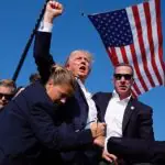 Donald Trump discursava em um evento na cidade de Butler, quando barulhos de tiros foram ouvidos na multidão por volta das 18h, horário local | Foto: Reprodução/Twitter/X/@LeadingReport