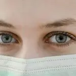 Mulher com máscara cirúrgica | Foto: Ani Kolleshi/Unsplash