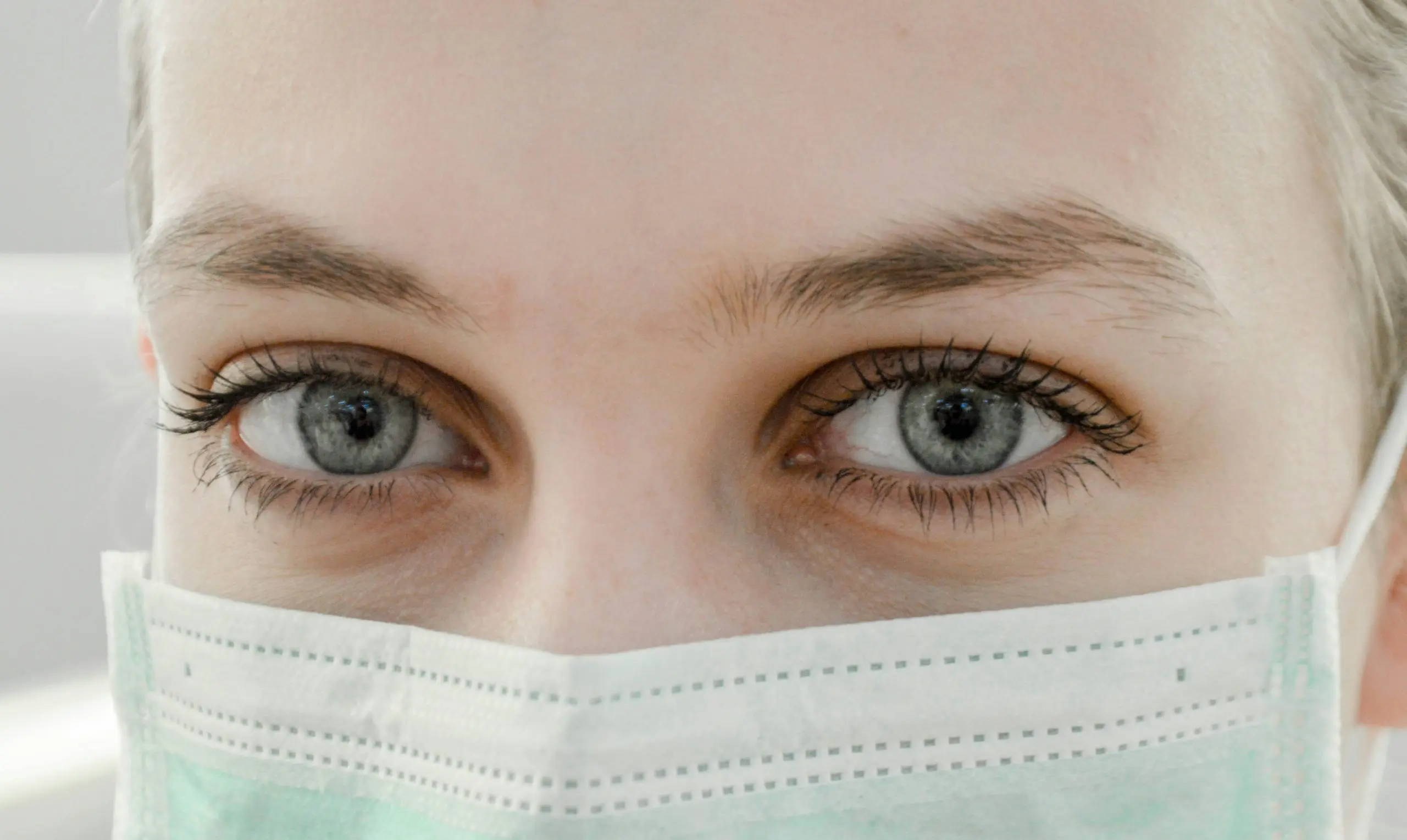 Mulher com máscara cirúrgica | Foto: Ani Kolleshi/Unsplash