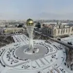Vista panorâmica de parte da cidade de Astana, capital do Cazaquistão. Há sol, mas as ruas estão encobertas por neve