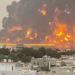 O bombardeio instalações de refino e depósitos de combustíveis no porto de Hodeidah | Foto: Reprodução/Twitter/X