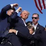 Depois do atentado, o ex-presidente Donald Trump ergueu o punho em um gesto simbólico de coragem | Foto: Reprodução/Twitter/X/@bennyjohnson