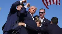 Depois do atentado, o ex-presidente Donald Trump ergueu o punho em um gesto simbólico de coragem | Foto: Reprodução/Twitter/X/@bennyjohnson