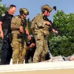 Policiais em cima de telhado onde estava atirador que tentou matar Trump