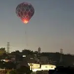 Balão cai sobre imóveis e creche, arrasta carro, ergue moto e atinge rede elétrica na Zona Leste de SP | Foto: Reprodução/Redes sociais
