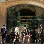 Polícia na entrada do Grand Hyatt Erawan, em Bangkok, na Tailândia
