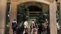 Polícia na entrada do Grand Hyatt Erawan, em Bangkok, na Tailândia