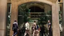 Polícia na entrada do Grand Hyatt Erawan, em Bangkok, na Tailândia