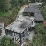 Uma das casas estava no primeiro pavimento, enquanto outra parecia estar concluída, com dois andares. Ambas foram derrubadas | Foto: Reprodução/TV Globo