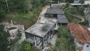 Uma das casas estava no primeiro pavimento, enquanto outra parecia estar concluída, com dois andares. Ambas foram derrubadas | Foto: Reprodução/TV Globo