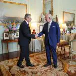 Rei Charles III nomeia primeiro-ministro Keir Starmer