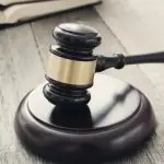 O julgamaO MPMG acredita que deve haver revisão da pena para aumentar o tempo de reclusão, ao considerar a gravidade do crime | Foto: Reprodução/Freepikento ocorreu no Tribunal do Júri de Varginha | Foto: Reprodução/Freepik