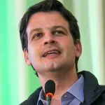 Eduardo Pimentel, vice-prefeito de Curitiba, discursa durante evento oficial
