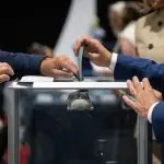 Momento em que o presidente Emmanuel Macron vota no segundo turno das eleições parlamentares da França | Foto: Reprodução/Twitter/X/@EmmanuelMacron