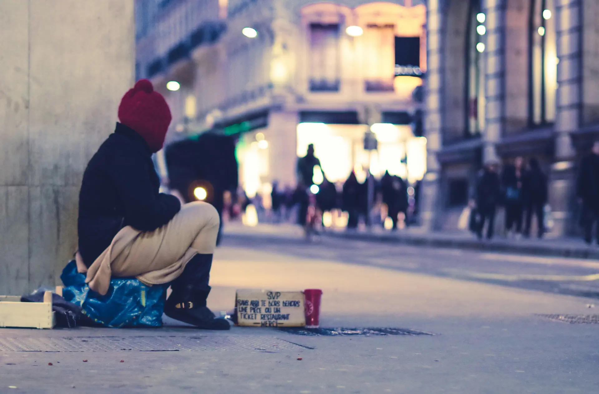 A medida é uma resposta direta à recente decisão da Suprema Corte, que ampliou a autoridade dos governos para o deslocamento de moradores de rua | Foto: Ev/Unsplash