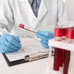 Imagem genérica mostrando frascos para colher material de exames de sangue