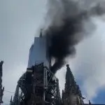 Incêndio atinge torre da catedral de Notre Dame de Rouen, na França