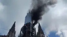 Incêndio atinge torre da catedral de Notre Dame de Rouen, na França
