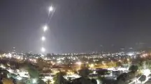 Imagens compartilhadas nas redes sociais mostram o momento em que o Domo de Ferro começa a interceptar os foguetes | Foto: Reprodução/Reuters